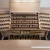Digitale Kirchenorgel Gloria Concerto Plus 4-68cc in Gesamtansicht mit Cavaillé-Coll Spieltisch und Physis Plus Technologie