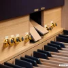 Detailaufnahme der hochwertigen Verarbeitung der Gloria Concerto Plus Positiv 2-36 Digitalorgel