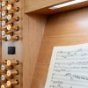 Beleuchtete Registerzüge im klassischen Stil der Gloria Concerto Plus Positiv 2-36
