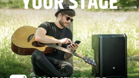 LD Systems ANNY – akkubetriebene, portable PA auf der Wiese; Musiker mit Gitarre steuert per Smartphone