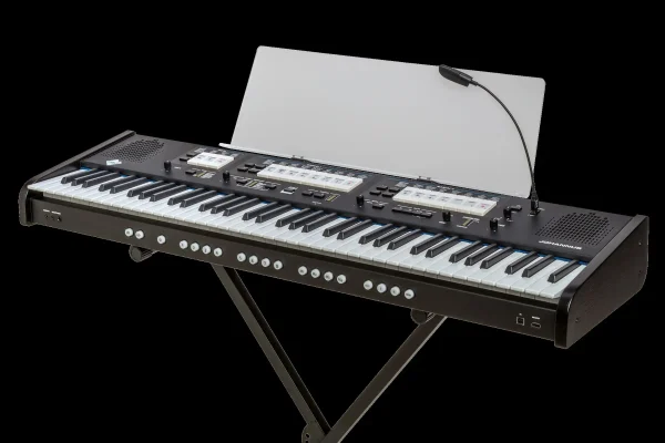 Johannus One², tragbare Digitalorgel mit Notenpult, Registerwippen und integrierten Lautsprechern