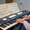 Johannus One², tragbare Digitalorgel mit 76 Tasten, Registerwippen und Notenpult – Spielszene
